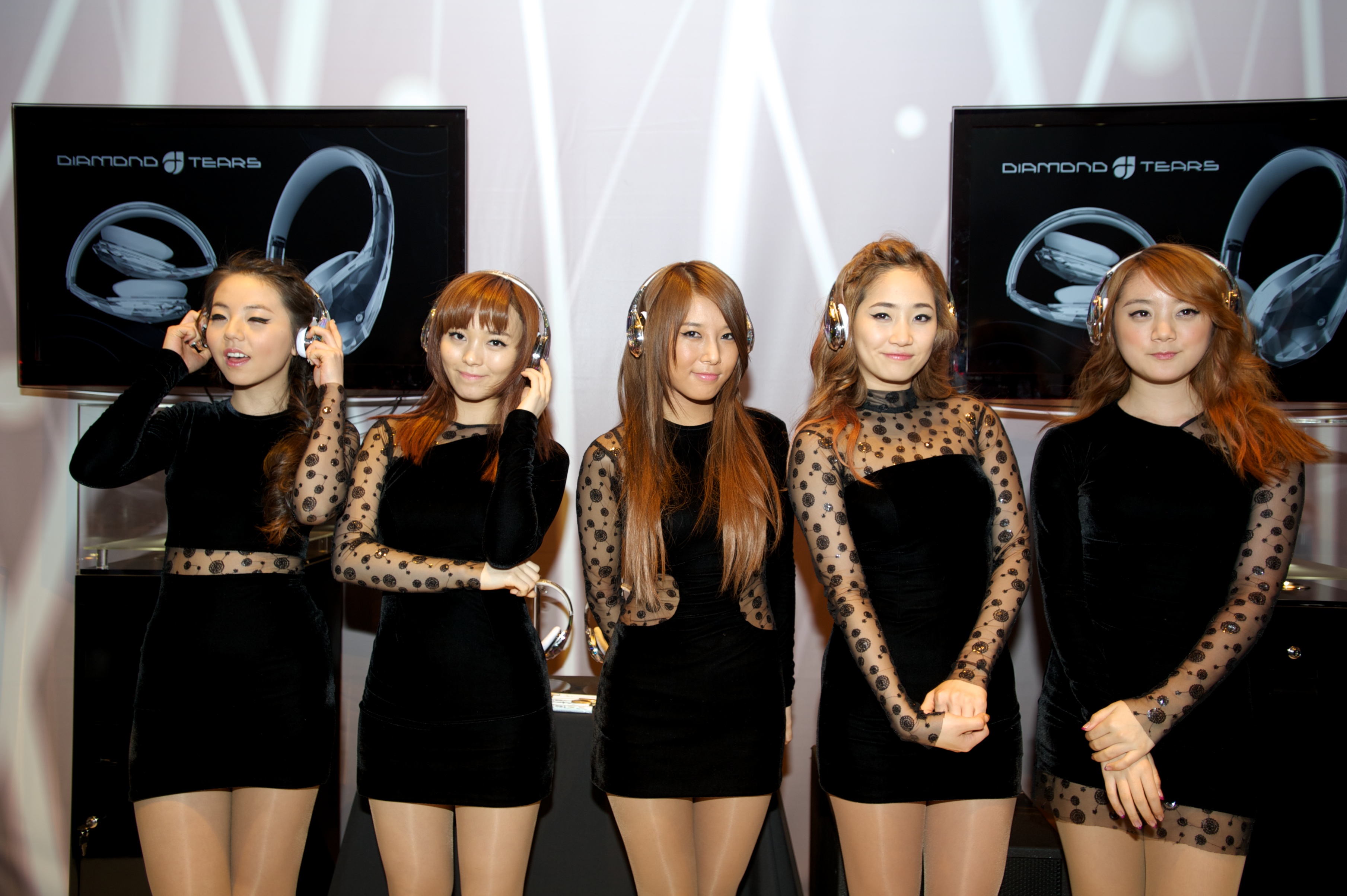 CES 2012 - The Wonder Girls @ JYP Diamond Tears headphones